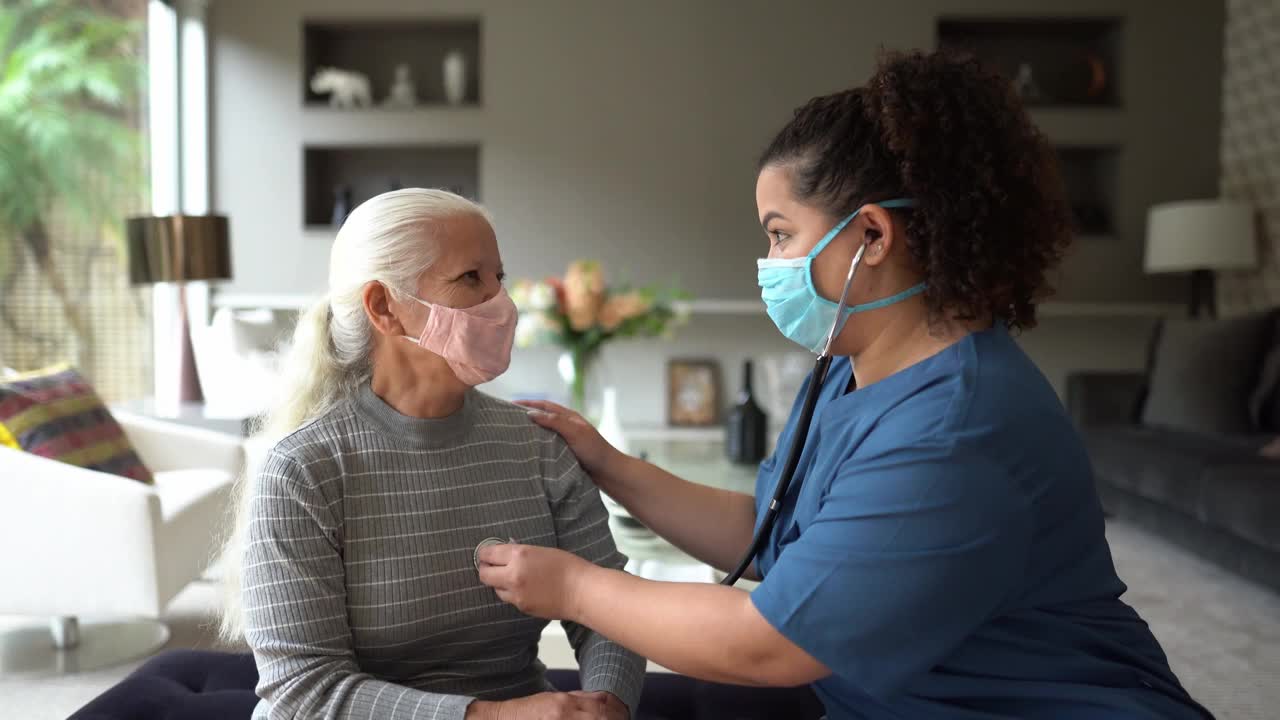 家访时，护士佩戴防护口罩，倾听老年患者的心跳视频素材