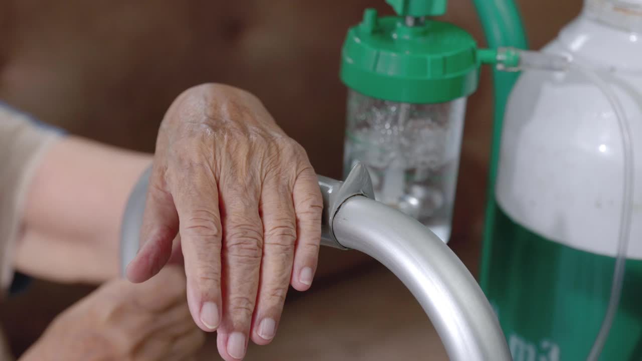 老年妇女在家中佩戴氧气鼻导管。视频素材