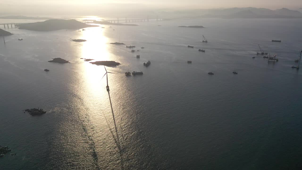 海上风力发电厂的鸟瞰图视频下载