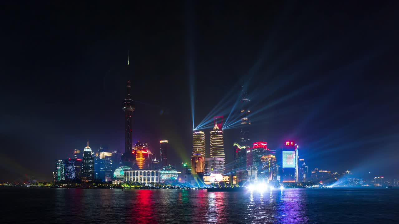 时间流逝:浦东陆家嘴金融区摩天大楼灯光秀，中国上海的旅游景点。视频下载