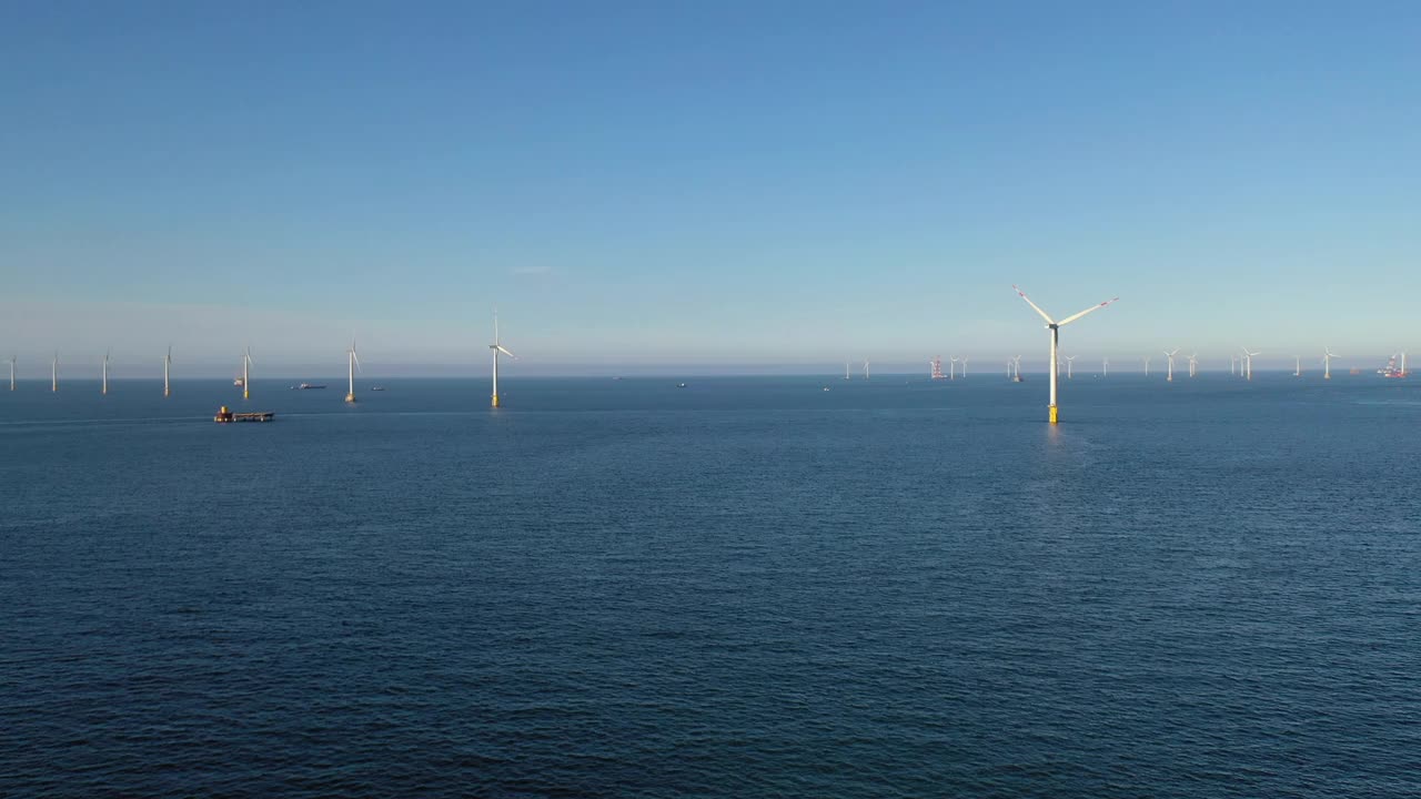 海上风力发电厂的鸟瞰图视频下载