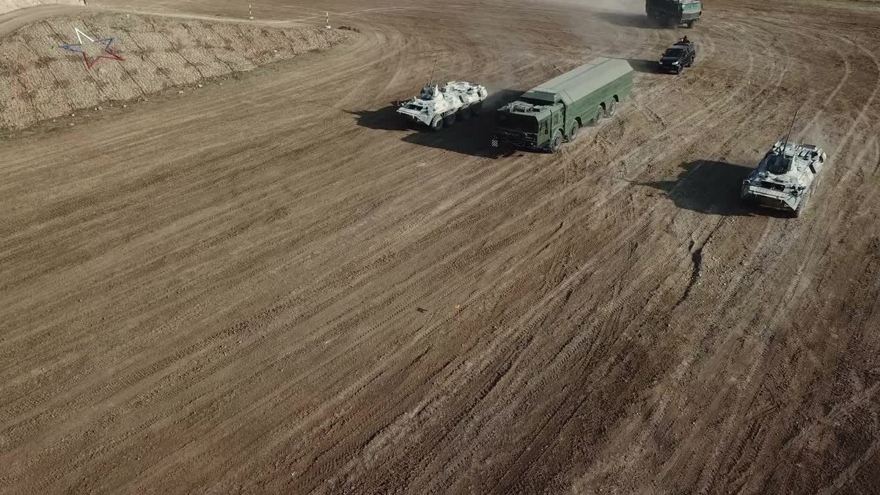 鸟瞰图-火箭发射器在装甲运兵车和特种部队的掩护下视频素材