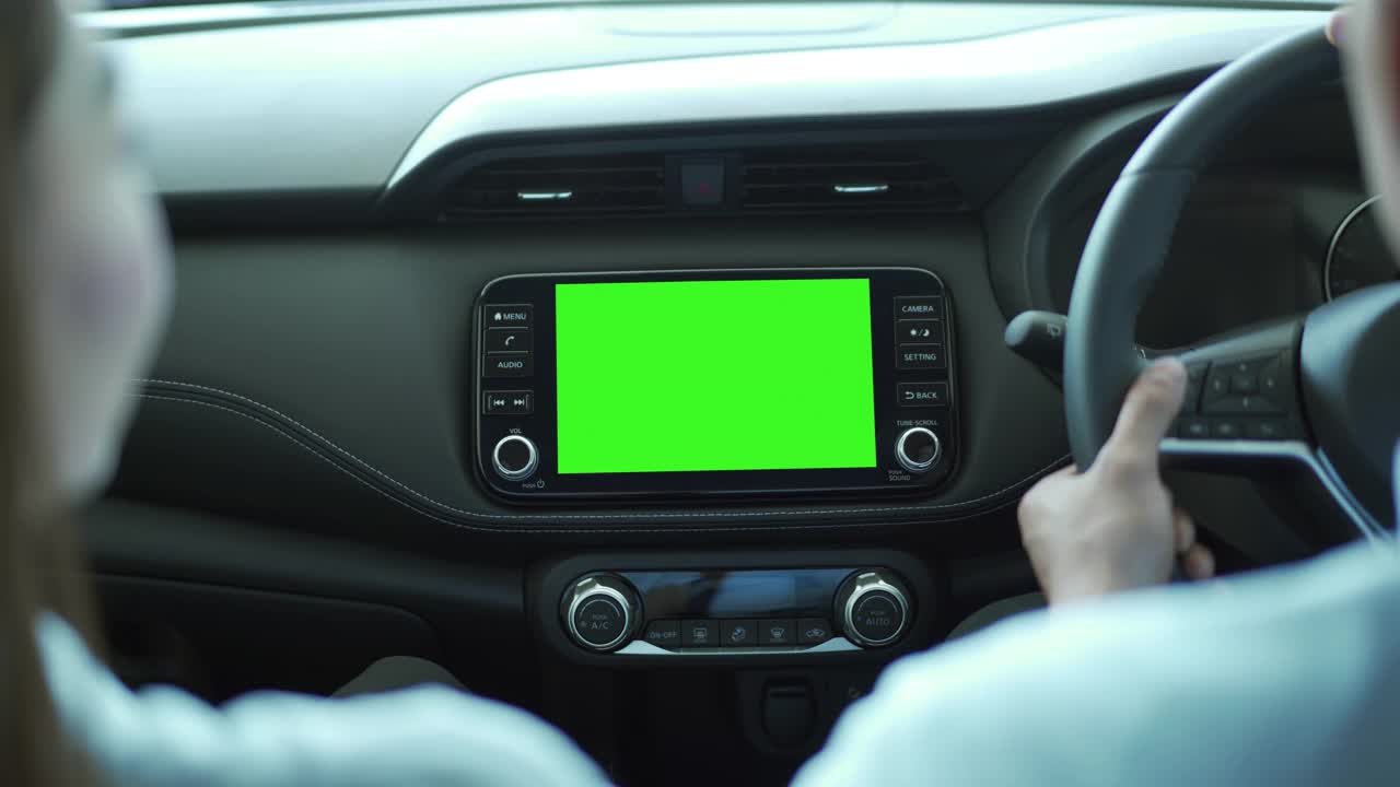 4K幸福夫妇驾驶汽车与现代汽车监视器屏幕立体声绿色屏幕背景视频下载