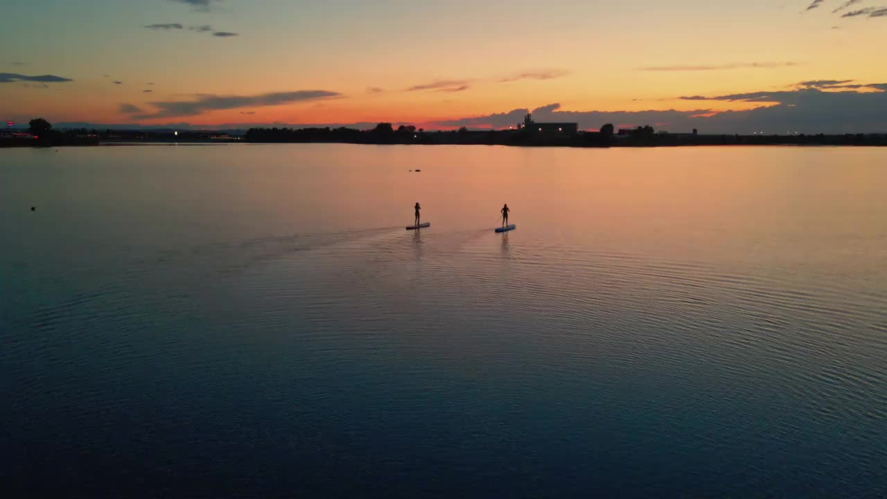 两名女子在河上划皮艇的后视图视频下载