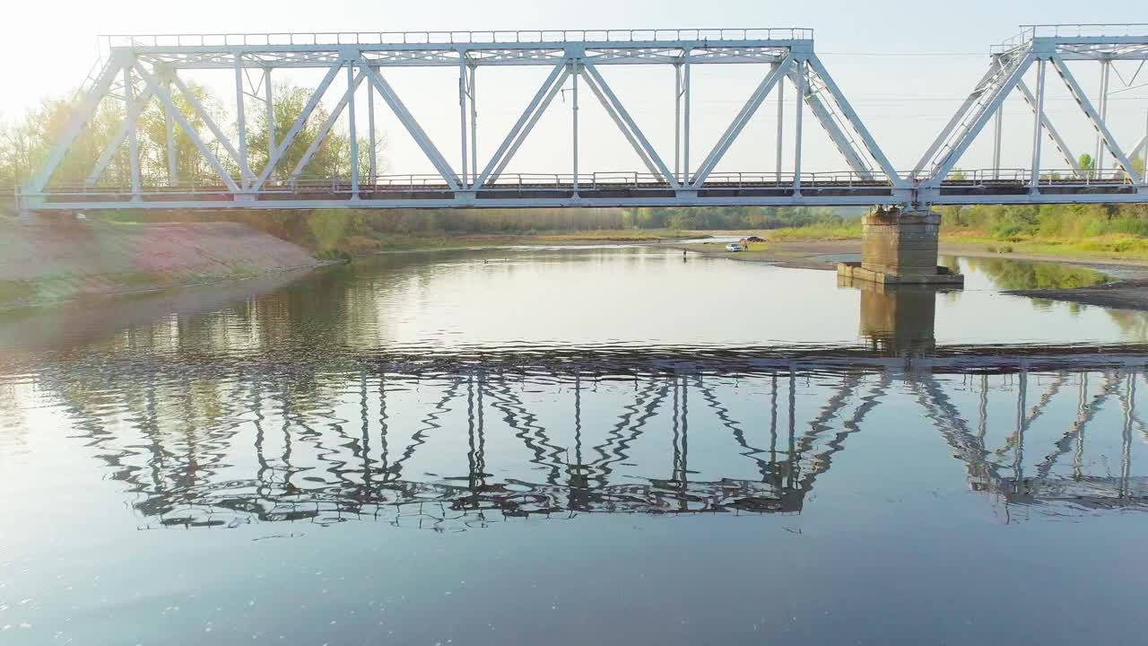 空中拍摄的山间河上铁路桥视频素材