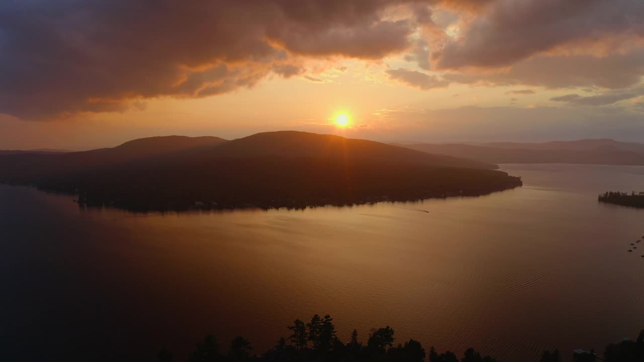 日落时分，加拿大魁北克省，佛桑堡-sur-le- Lac圣约瑟夫的鸟瞰图视频下载