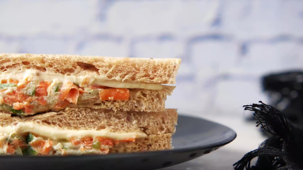 蔬菜三明治放在桌上的馅饼上。视频下载