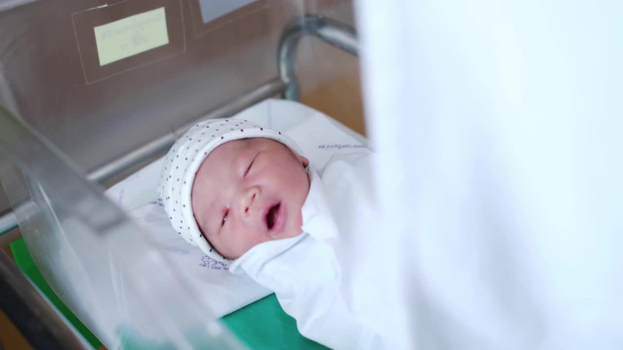 可爱的新生儿睡在病人康复室视频素材