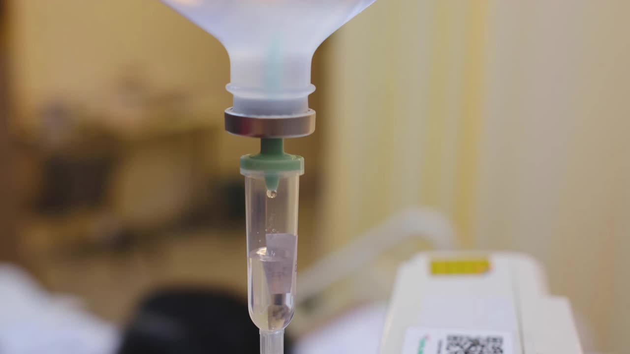 术后患者医院静脉滴注生理盐水容量输液泵视频下载