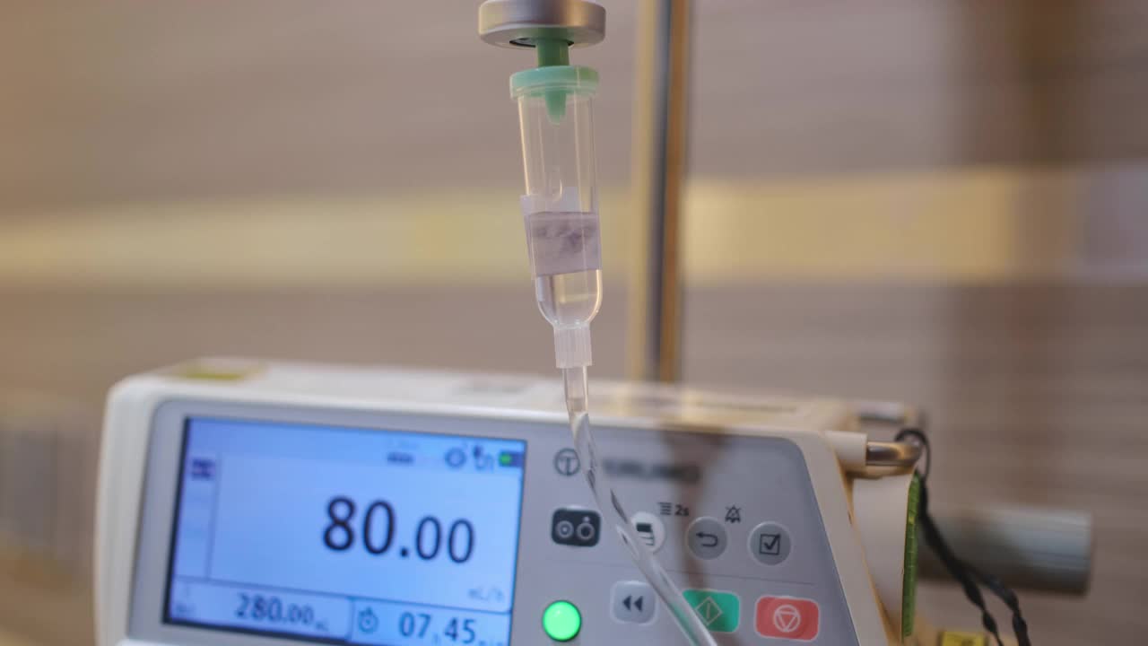 术后患者医院静脉滴注生理盐水容量输液泵视频下载