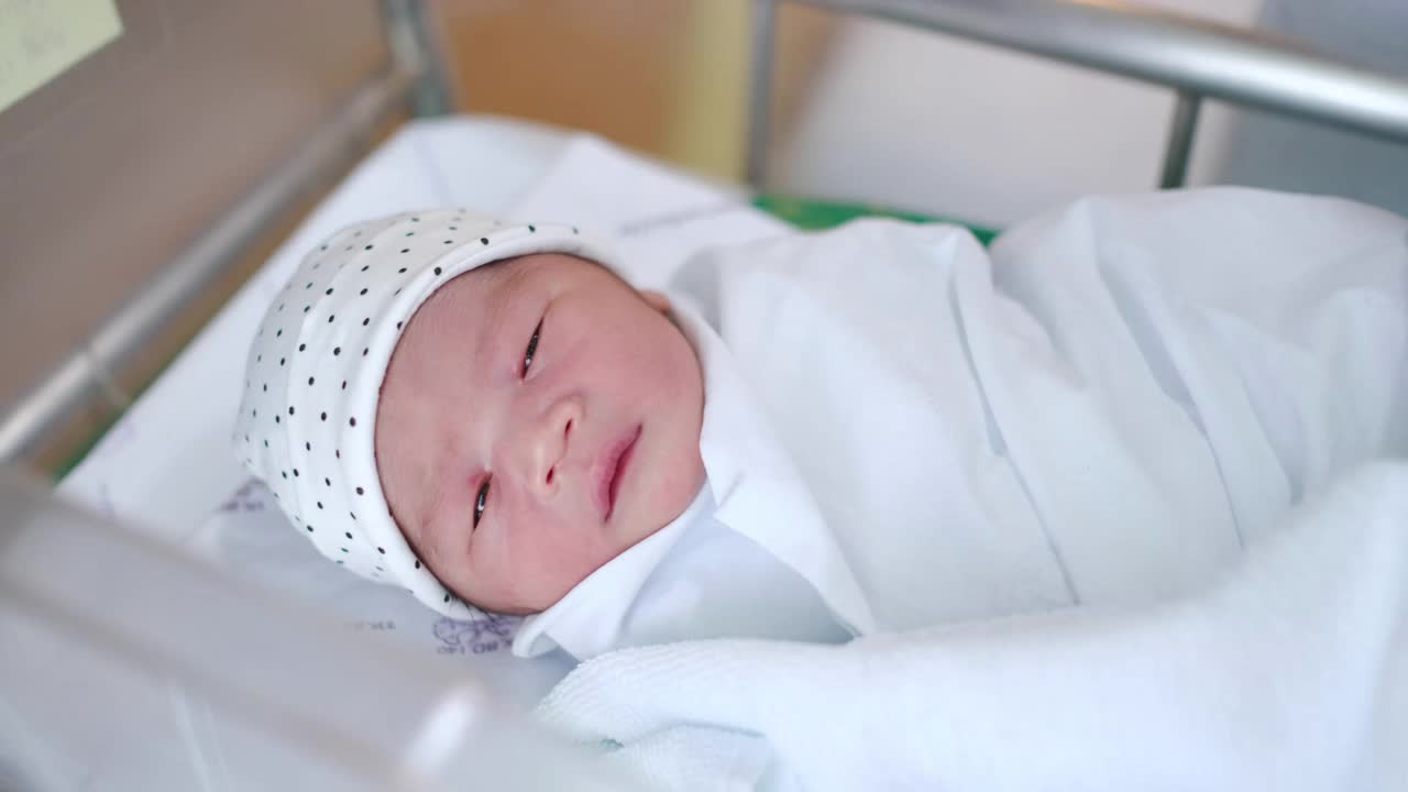 可爱的新生儿睡在病人康复室视频下载