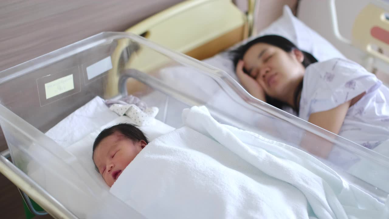 亚洲母亲在医院抱着新生儿睡觉视频下载