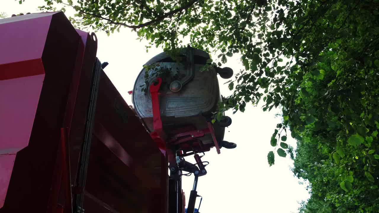 (广角镜头)市政工人用垃圾车收集垃圾视频素材