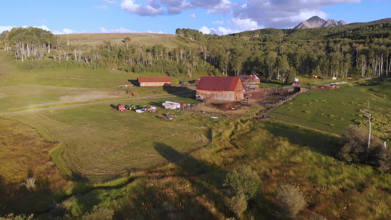无人机视野中的宏伟家庭农场在科罗拉多州西南部的岩石山脉附近的特鲁赖德滑雪区视频素材