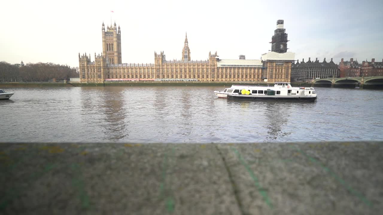 从泰晤士河对面看到的国会大厦视频素材