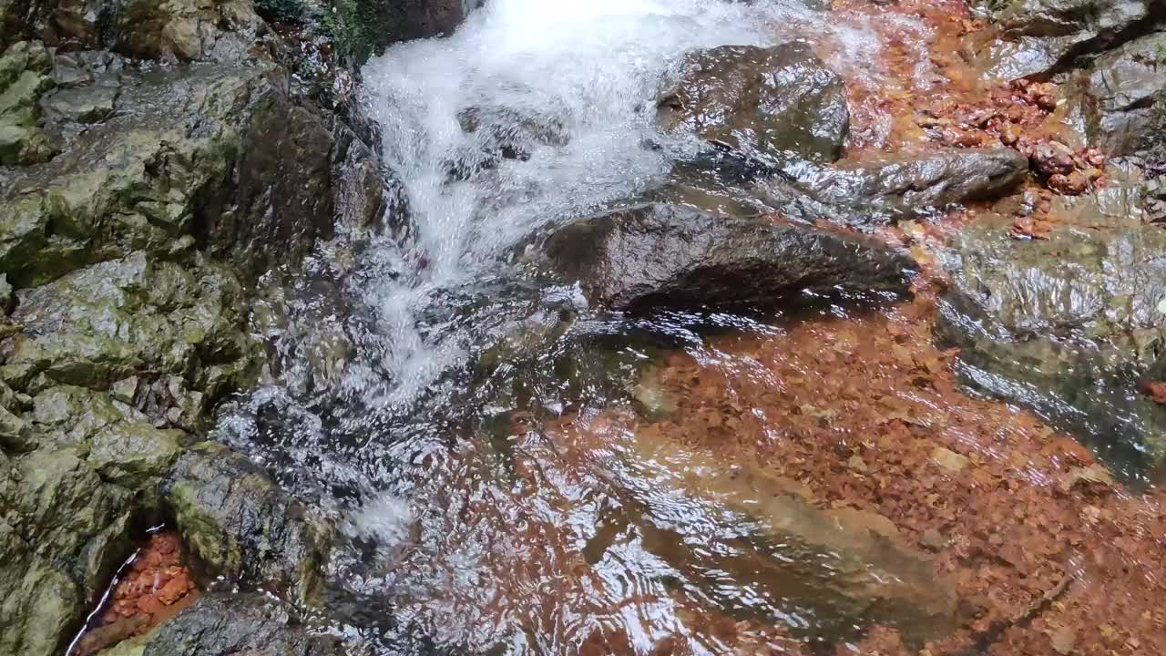 水从绿色旅游地印度之间的岩石中落下视频下载