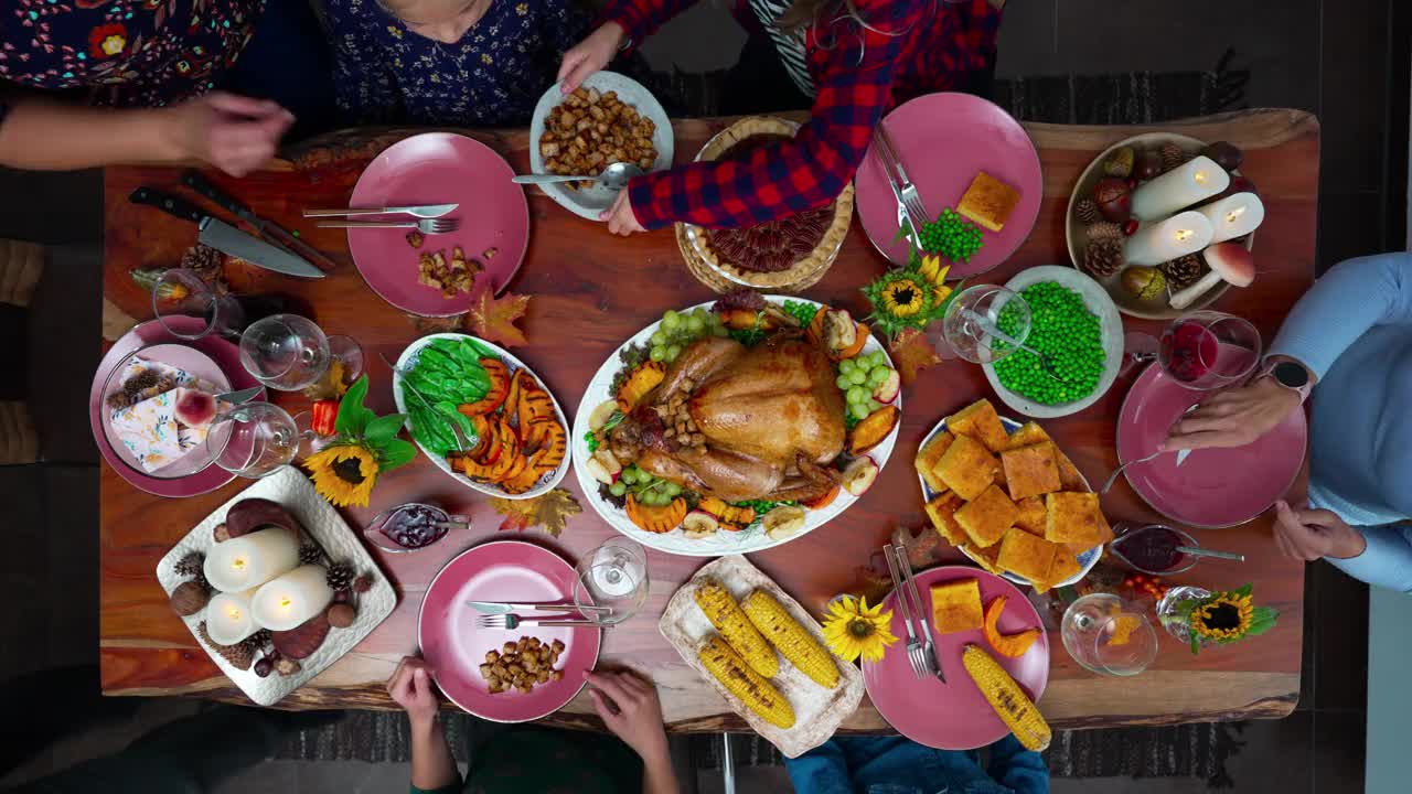 一家人在感恩节吃火鸡视频下载