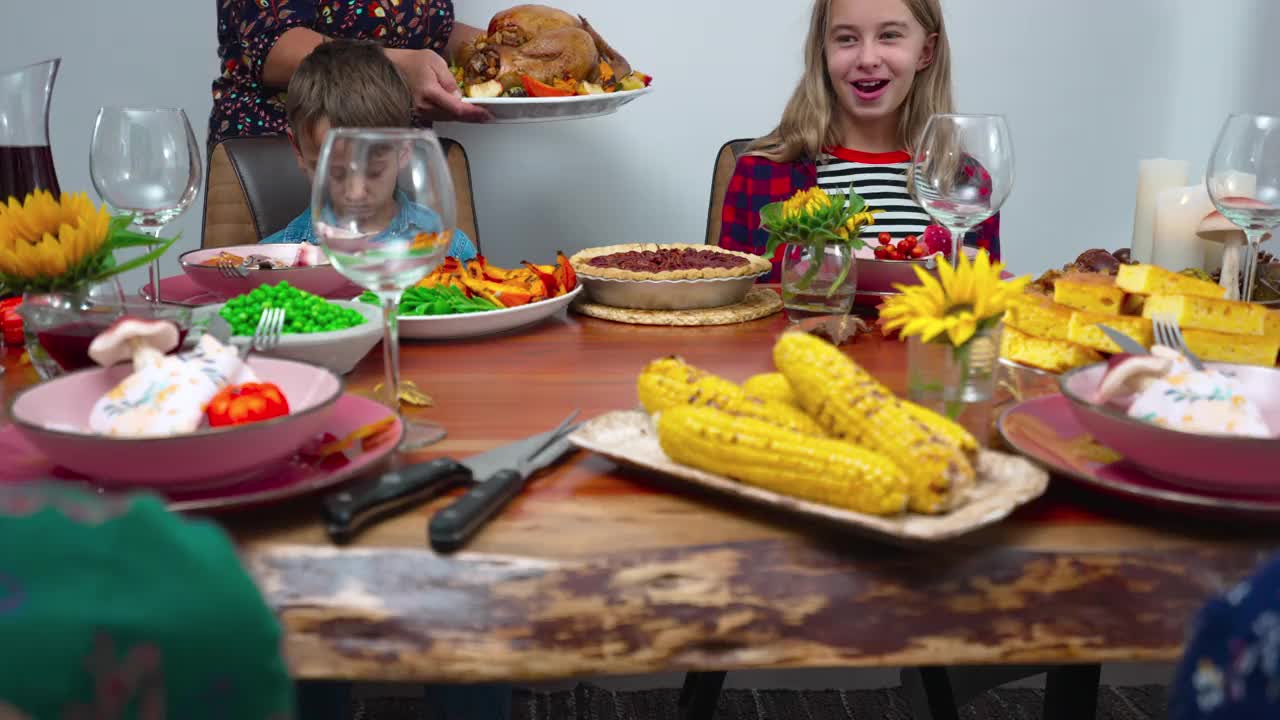 一家人在感恩节吃火鸡视频下载