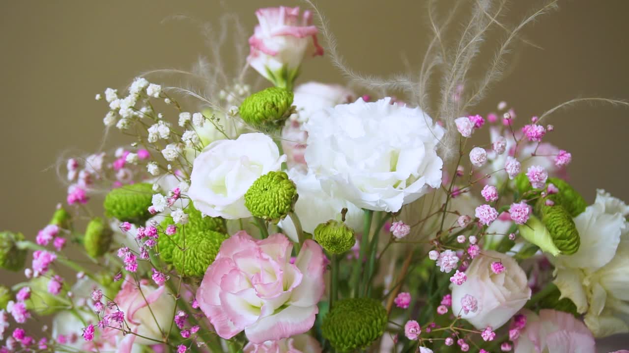 桌上不同花朵的花束。视频下载