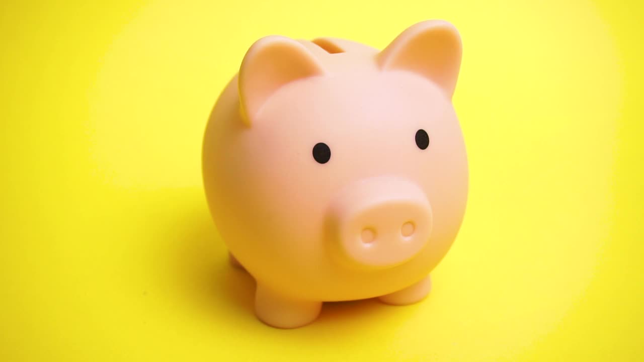 黄色背景下的猪钱箱视频下载