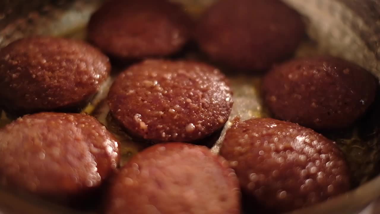 油炸土耳其风味发酵辣香肠视频素材
