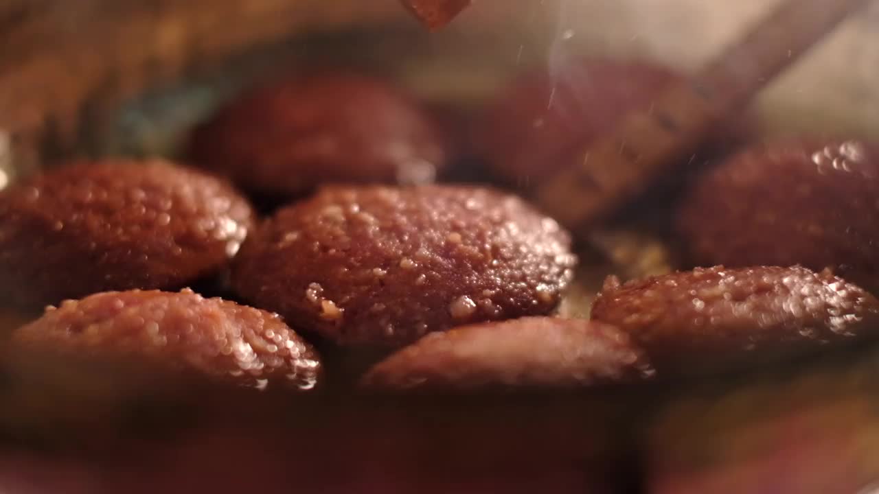 油炸土耳其风味发酵辣香肠视频素材