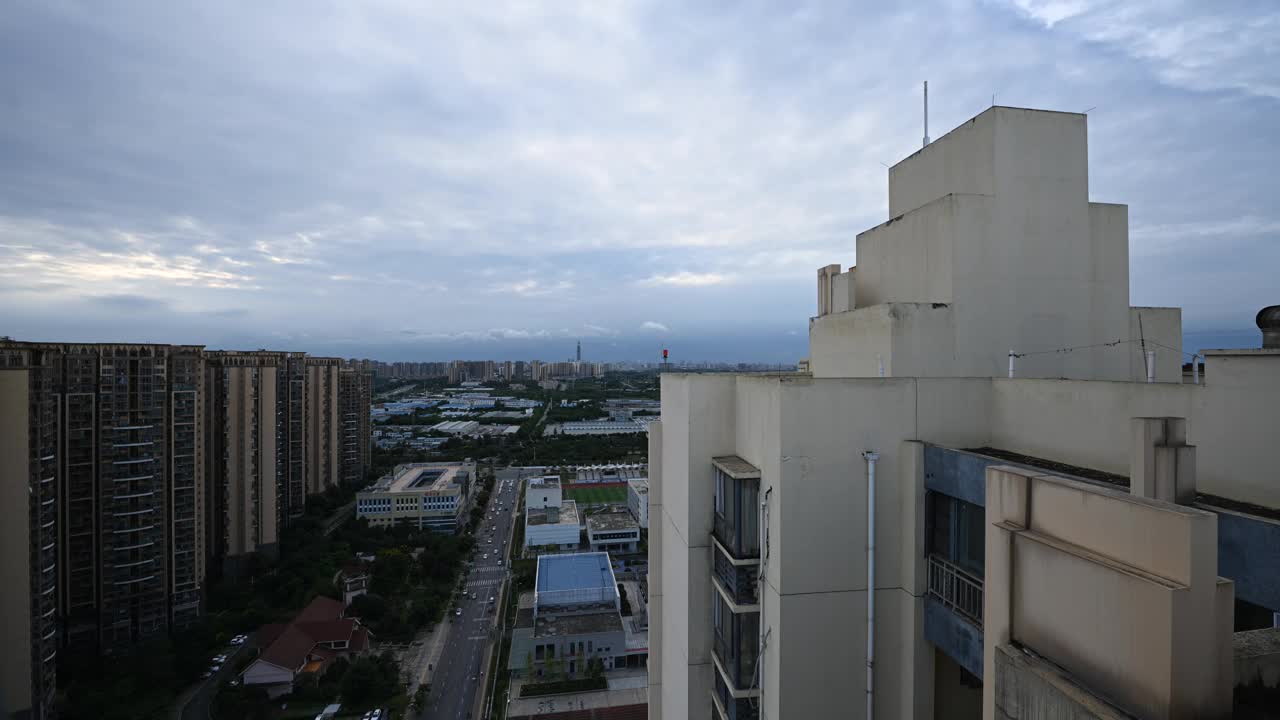 在成都多云天气拍摄，城市高层公路等现代建筑日夜收缩摄影视频下载