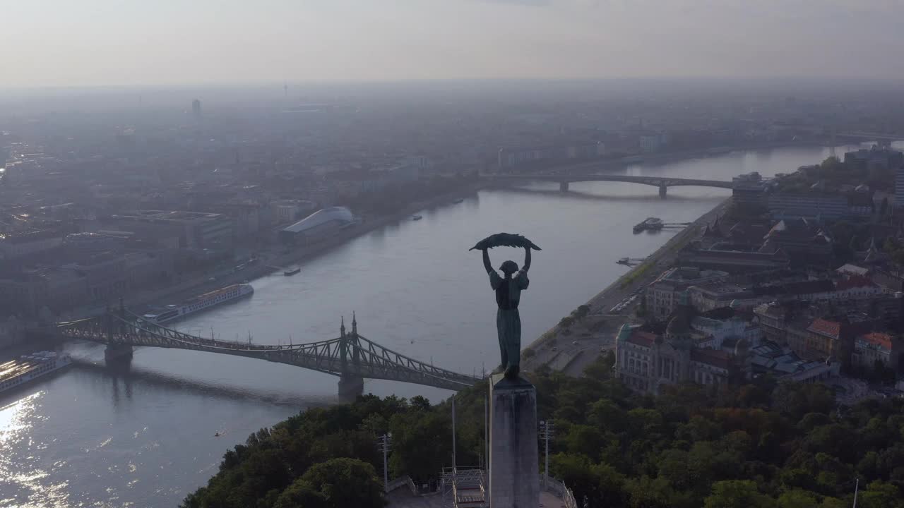 从布达佩斯的Citadella雕像上俯瞰视频素材