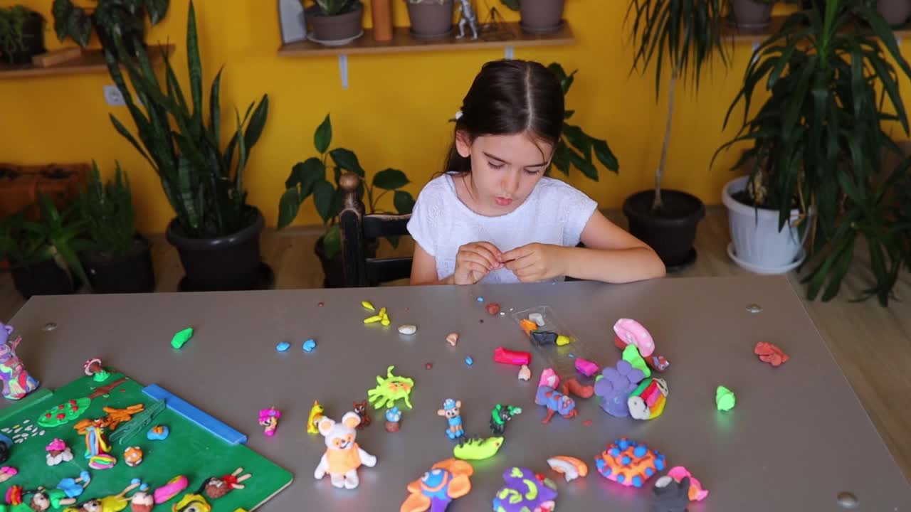 女孩的手塑造多彩的儿童游戏粘土视频下载