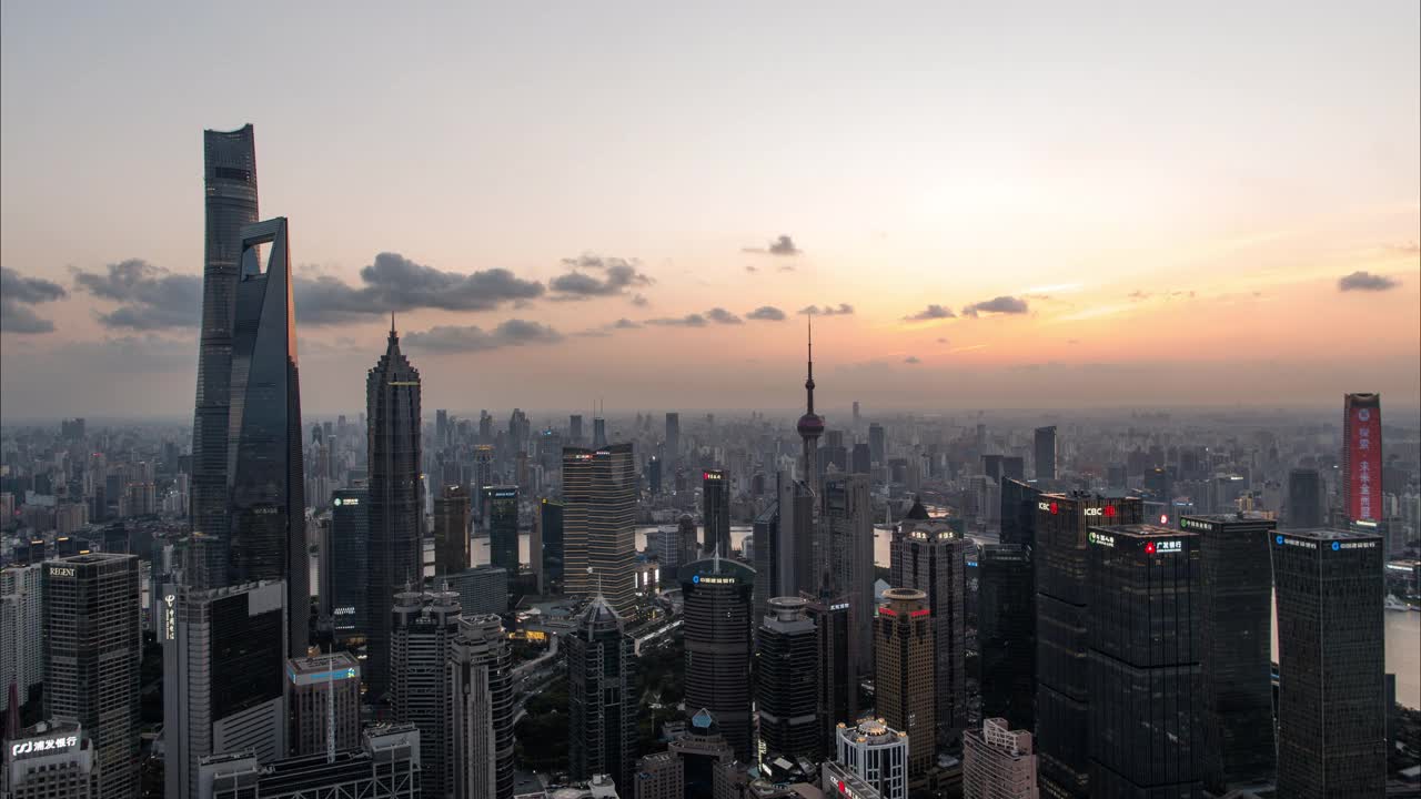 无人机拍摄:4K鸟瞰上海外滩，日落。视频素材