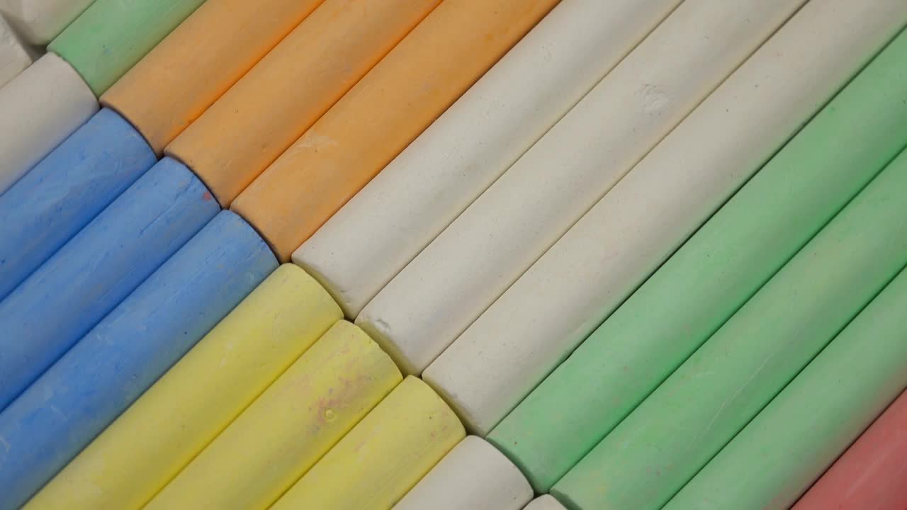 一套彩色粉笔在柔和的颜色。视频素材