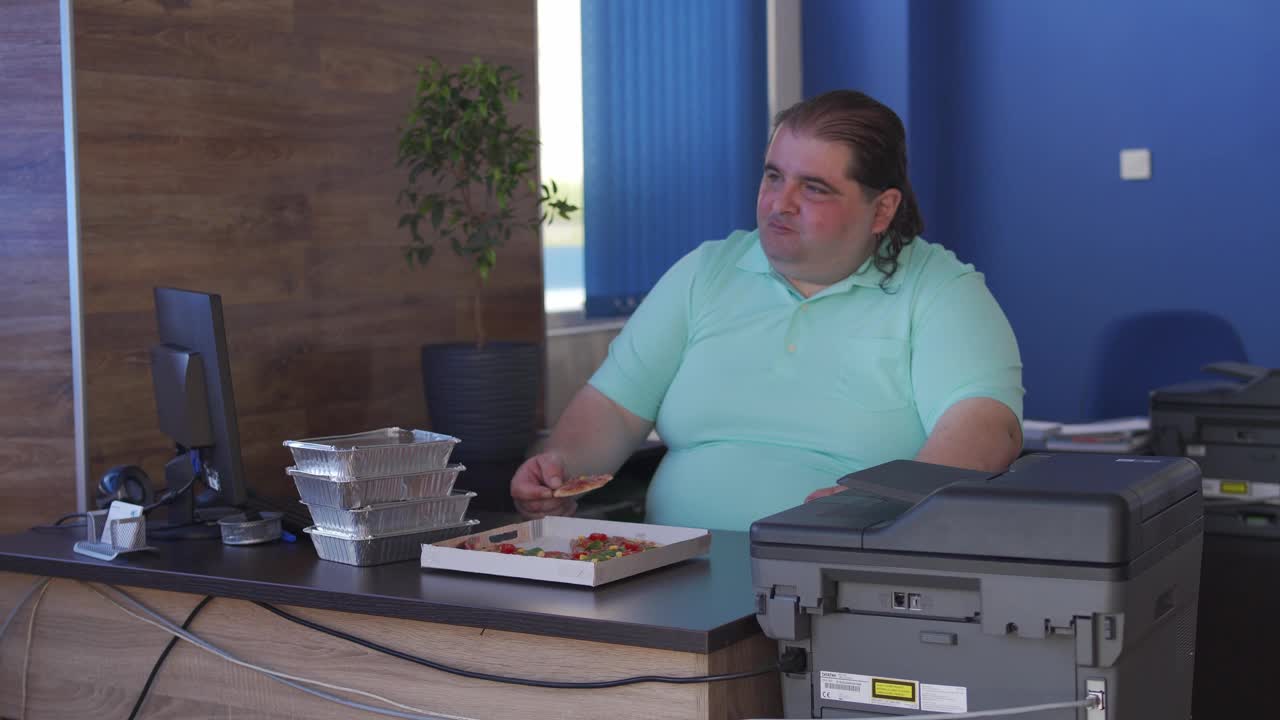 超重的男人吃超重的午餐视频下载