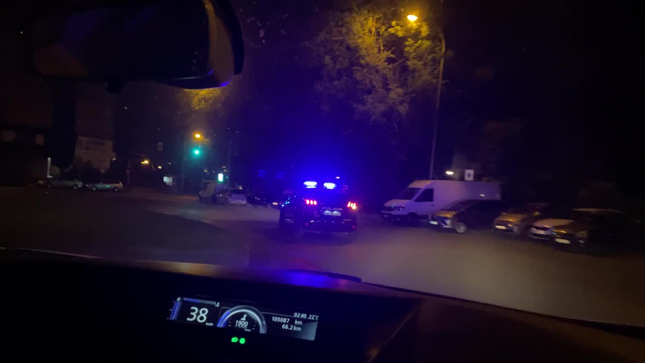 夜间在城市里巡逻的警察视频素材