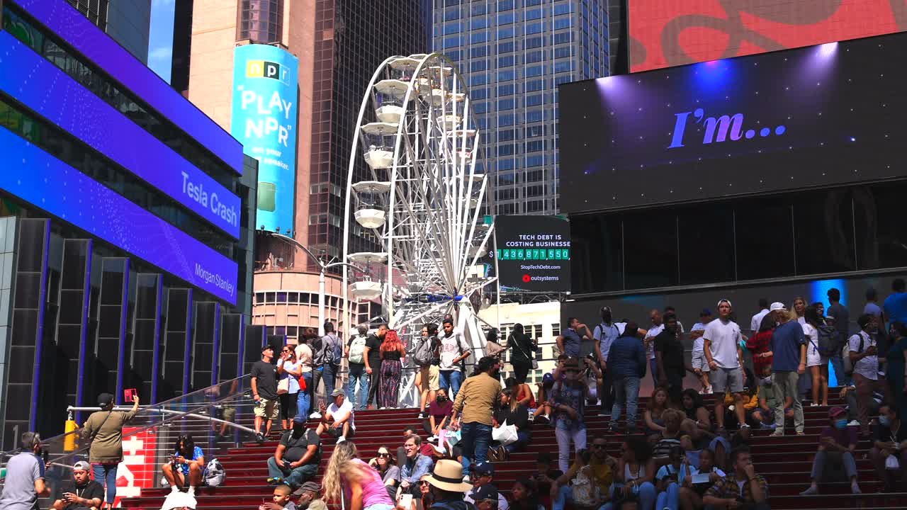纽约时代广场巨型摩天轮正式开放视频素材