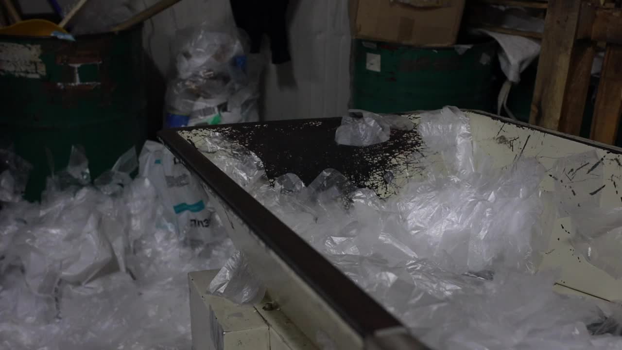 蓝领工人将塑料垃圾进行分类回收处理视频素材