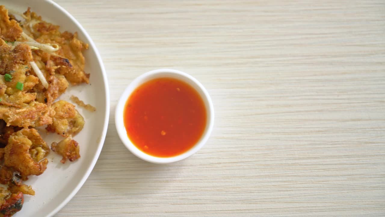 清脆炒贻贝蛋饼-泰式街头小吃视频素材
