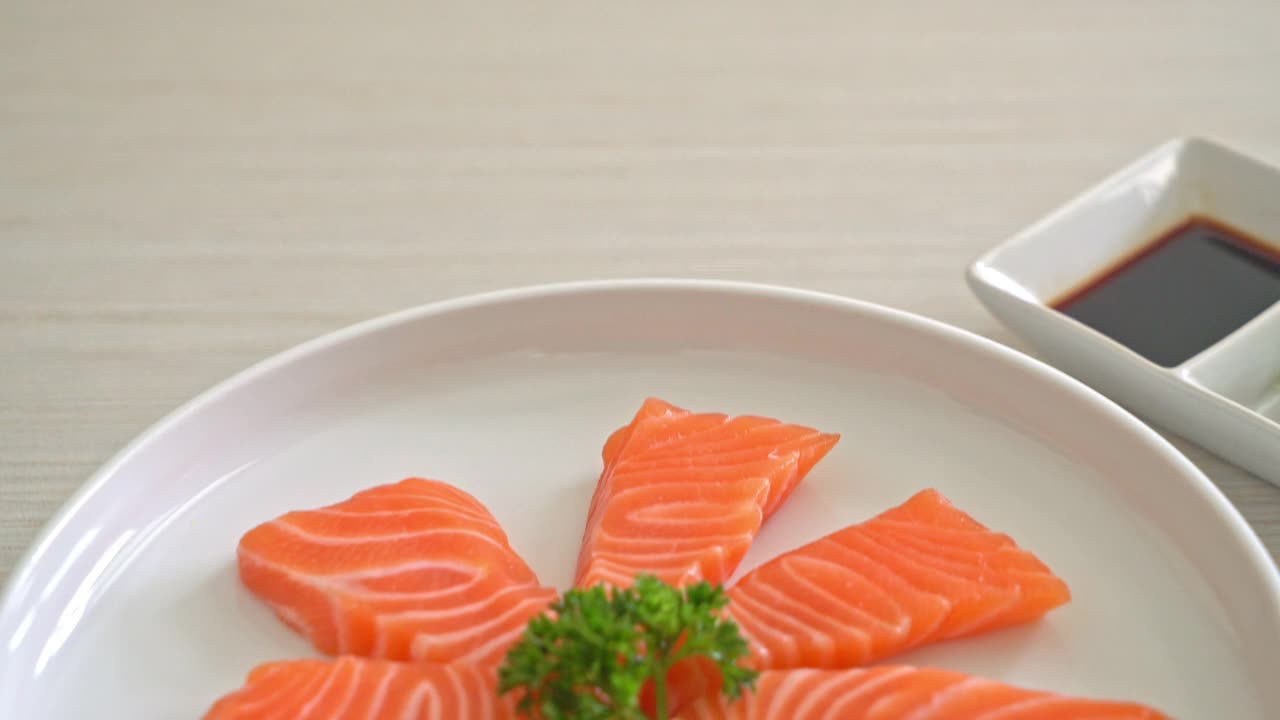 新鲜三文鱼生鱼片-日本料理风格视频素材