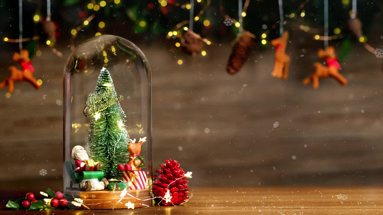 圣诞快乐和新年快乐圣诞树和圣诞老人在玻璃圆顶装饰小驯鹿，松果金箔在木材背景。展示产品的条幅空间视频素材