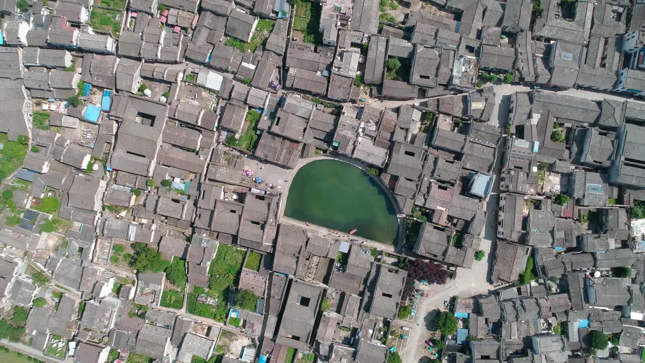 中国古村落(宏村)鸟瞰图，晴天。视频素材