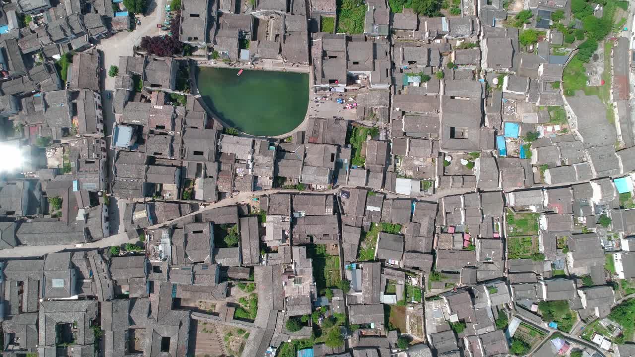 中国古村落(宏村)鸟瞰图，晴天。视频素材