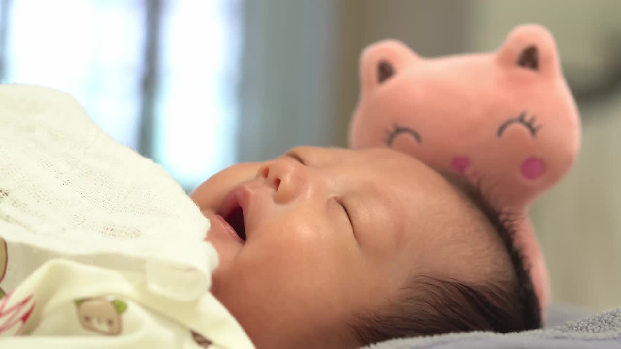 新生婴儿睡在床上。视频下载