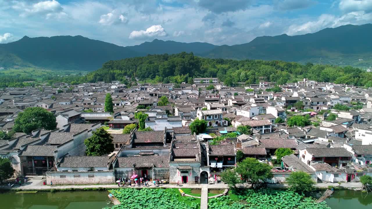 中国古村落(宏村)鸟瞰图，晴天。视频下载
