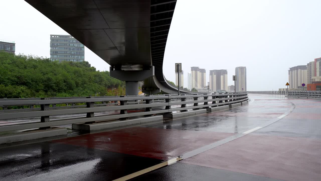城市交通在雨后的天桥上。视频素材