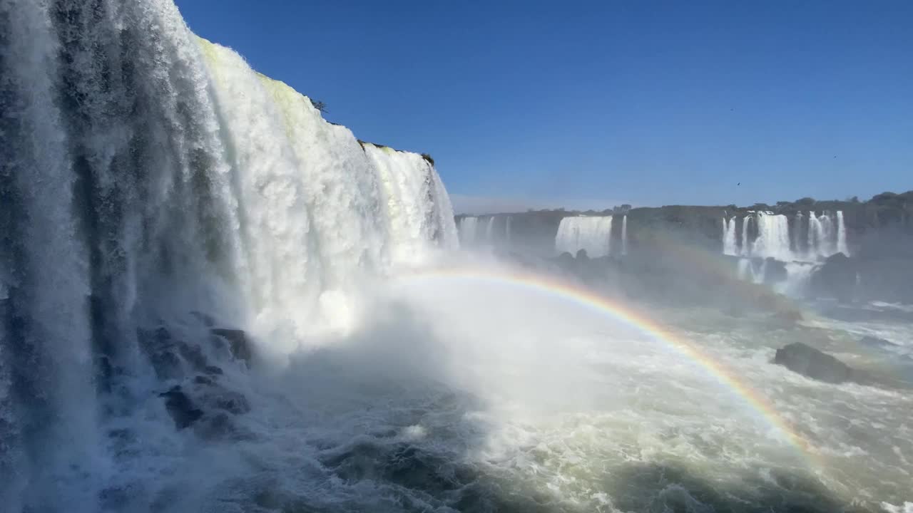 圣玛丽亚瀑布和伊瓜苏瀑布彩虹的视频。视频素材