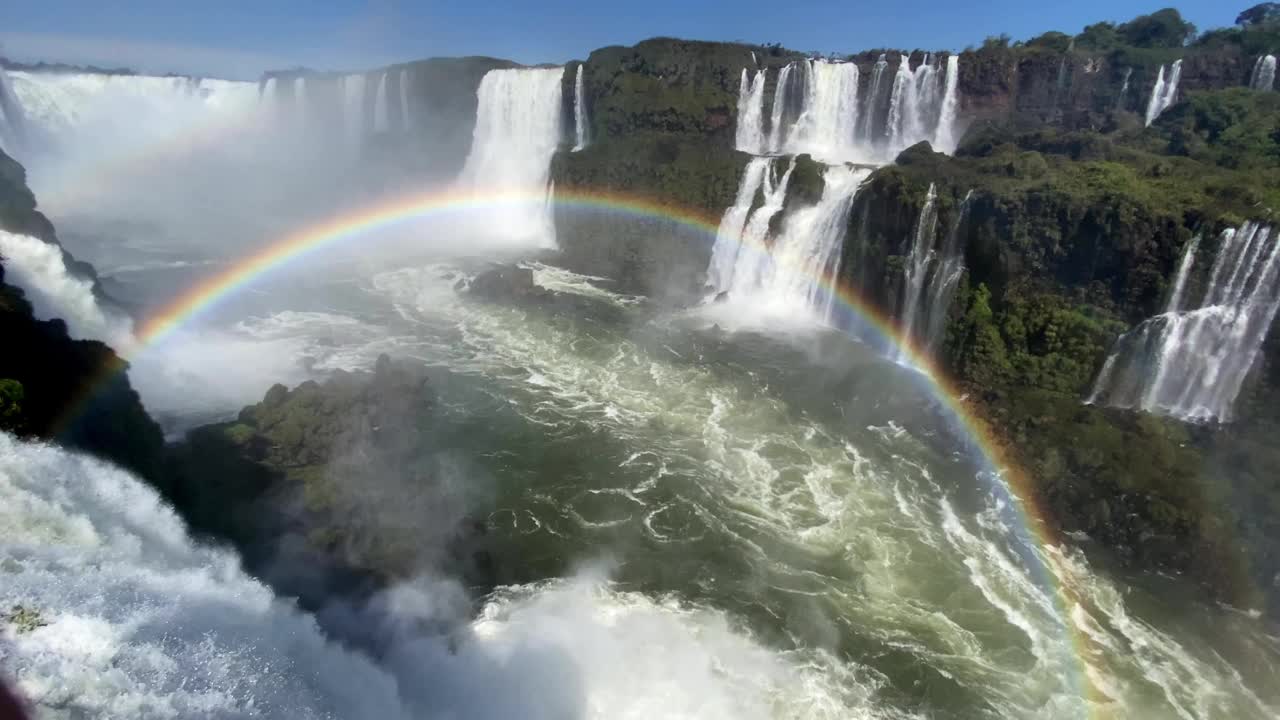 令人印象深刻的视频，从位于伊瓜苏瀑布的魔鬼的喉咙与彩虹。视频素材