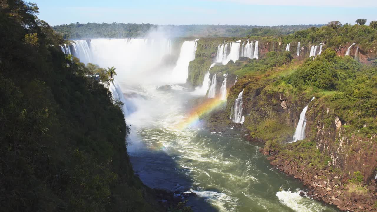 位于伊瓜苏瀑布的彩虹瀑布被称为“魔鬼的喉咙”。视频素材