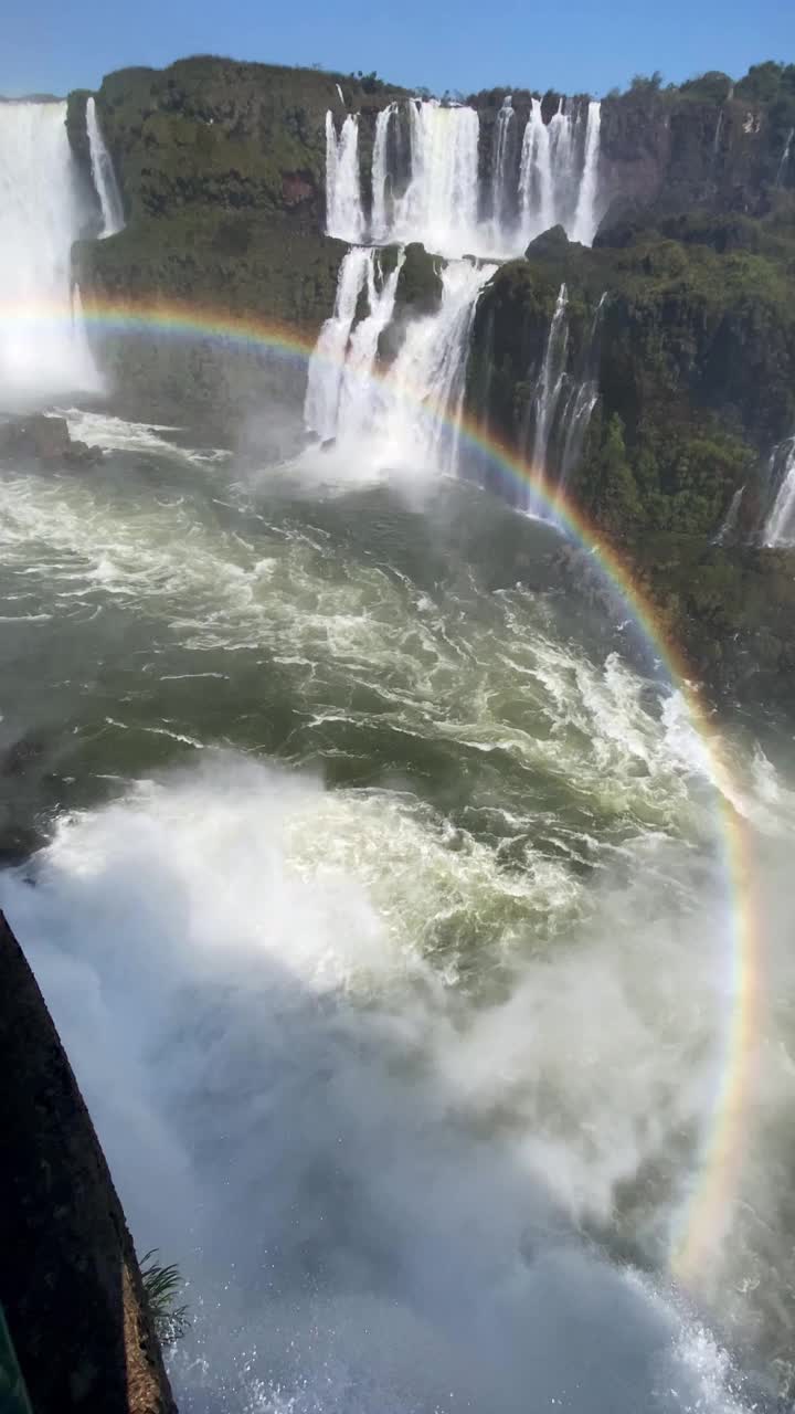 令人印象深刻的垂直视频的观点位于伊瓜苏瀑布的魔鬼的喉咙与彩虹。视频下载