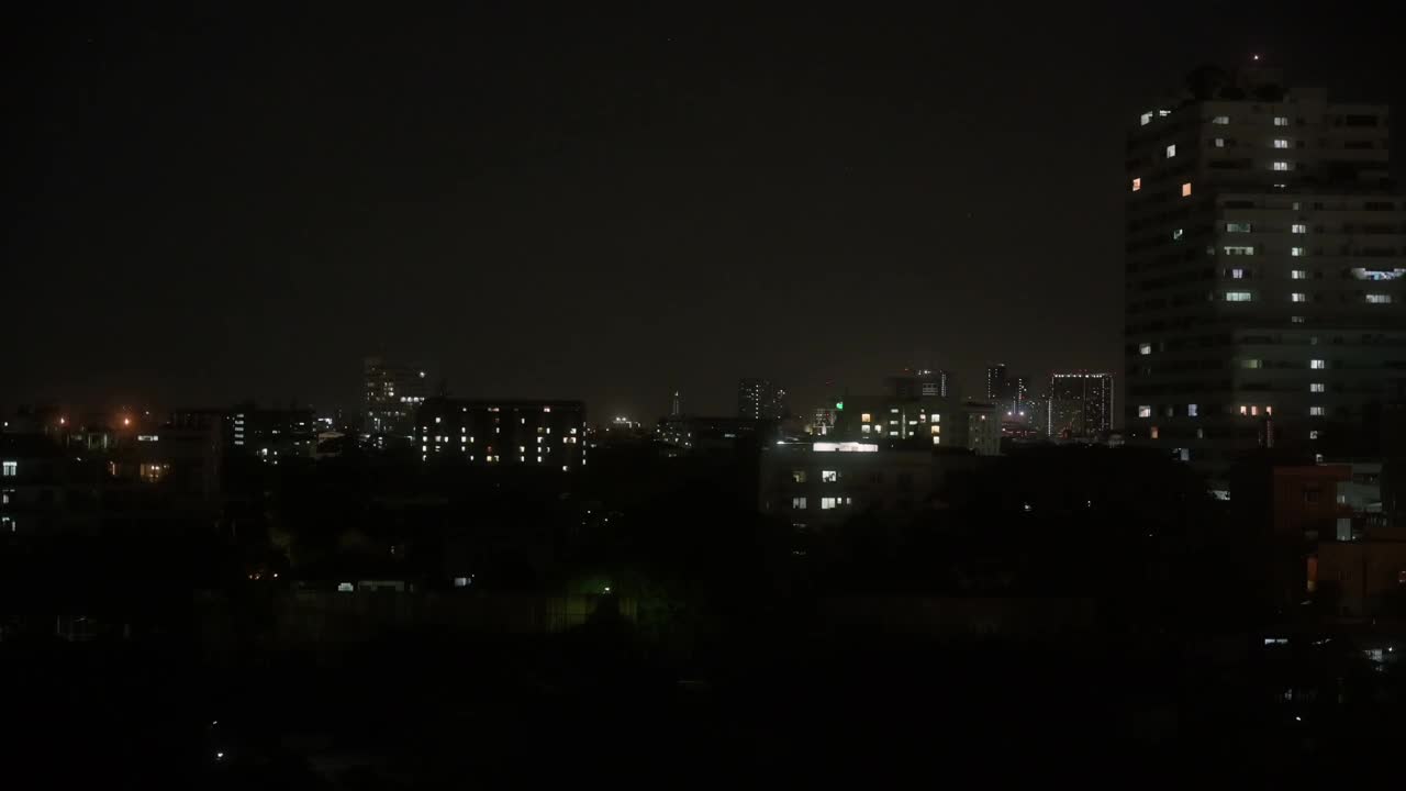 曼谷在一个漆黑的夜晚遭遇暴雨和闪电。视频下载