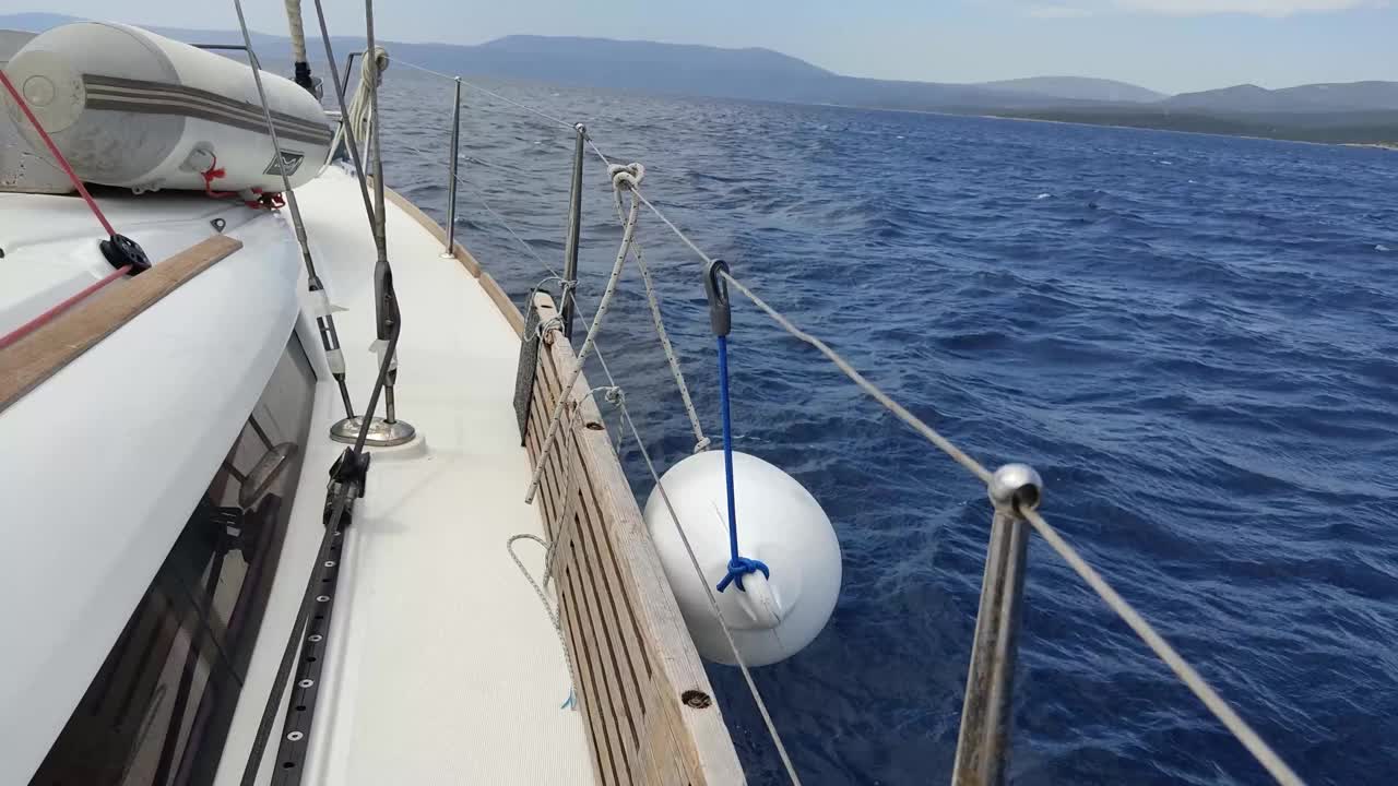 游艇摇摇欲坠海视频素材
