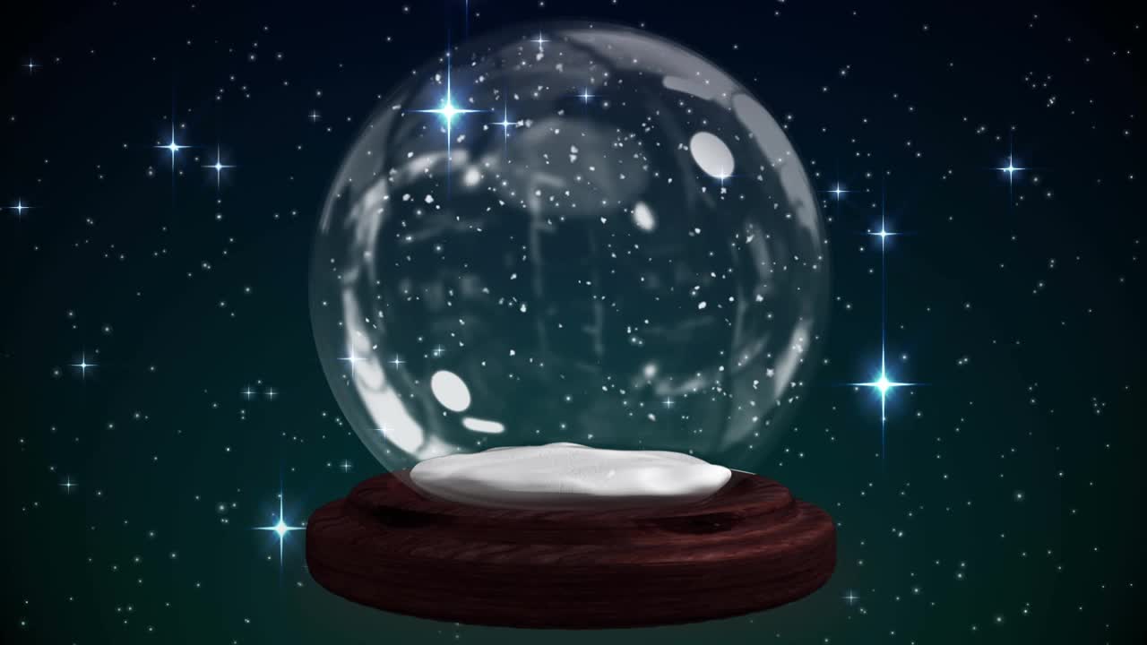 在黑色背景上闪烁的星星映衬下，雪花球环绕着圣诞树视频下载